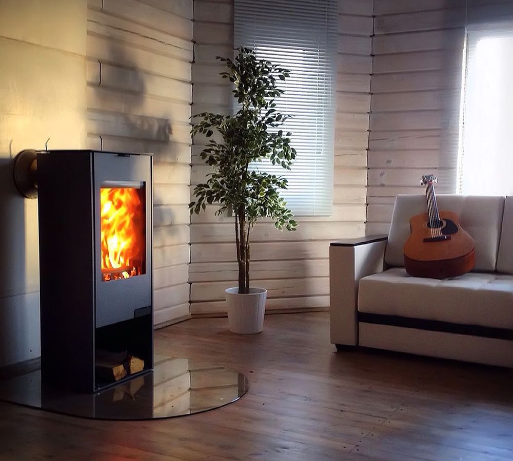 Kleiner Kamin im Wohnzimmer